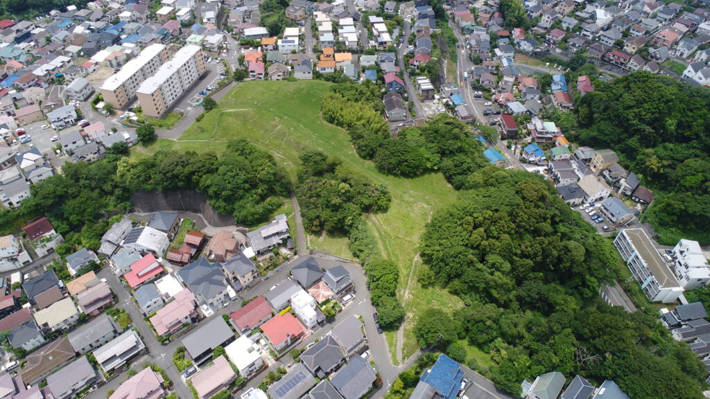 真上からドローンで空撮したはげ山